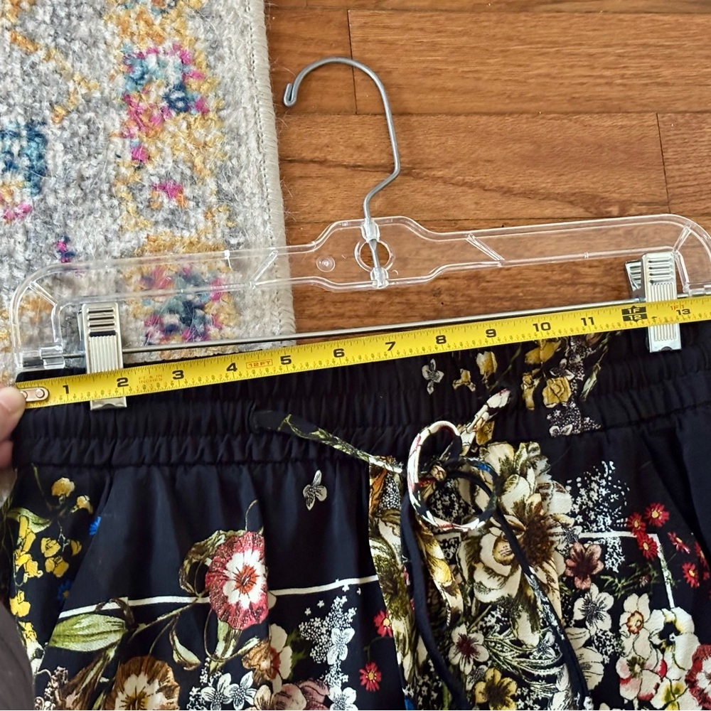 Black floral flowy pants by Philosophy - Picture 4 of 7